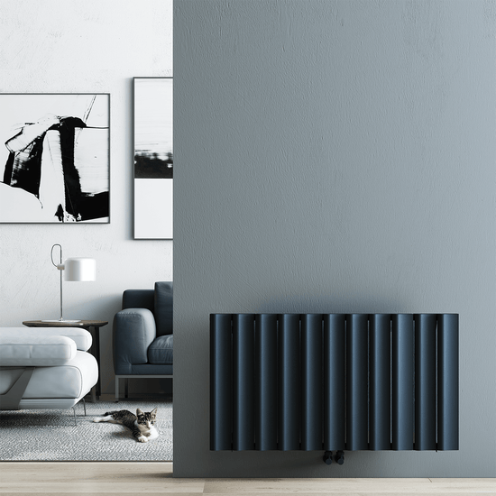 Radiateur gris anthracite dans un intérieur moderne et élégant avec décoration contemporaine