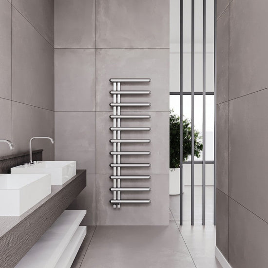 Sèche-serviettes design Carisa en aluminium ou inox dans une salle de bain moderne, alliant élégance, confort et efficacité énergétique.