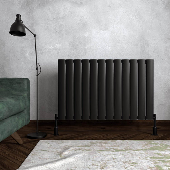 Radiateur noir design dans un intérieur moderne et élégant avec décoration contemporaine
