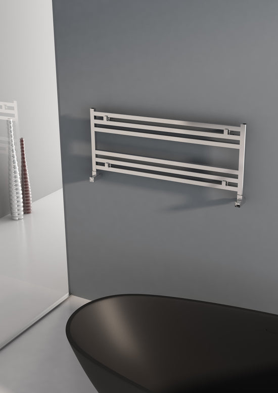 Sèche-serviettes en acier inoxydable dans une cuisine moderne pour un chauffage compact, élégant et pratique