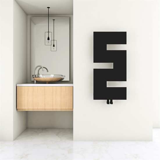 Sèche-serviettes installé à la bonne hauteur dans une salle de bain moderne pour un confort thermique et une utilisation pratique