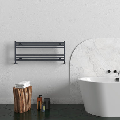 Alt Tag: sèche-serviettes aluminium design anthracite Carisa Fame H mural moderne dans salle de bain, finition anthracite près baignoire
