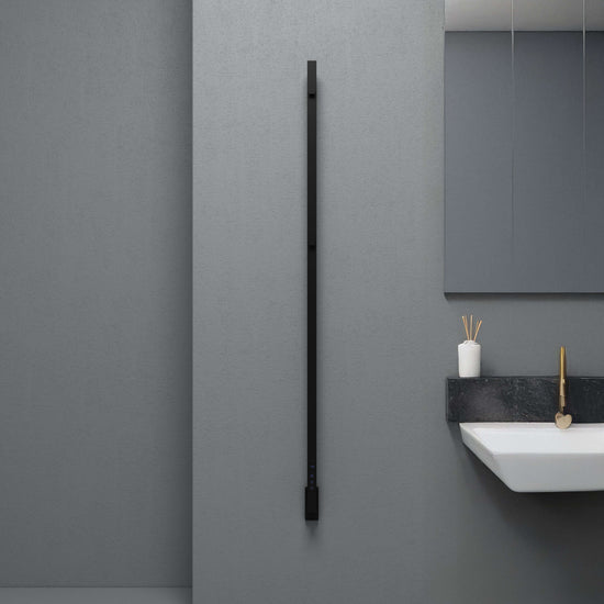 sèche-serviettes Carisa Maxim électrique en inox noir mat, design vertical minimaliste pour salle de bain moderne