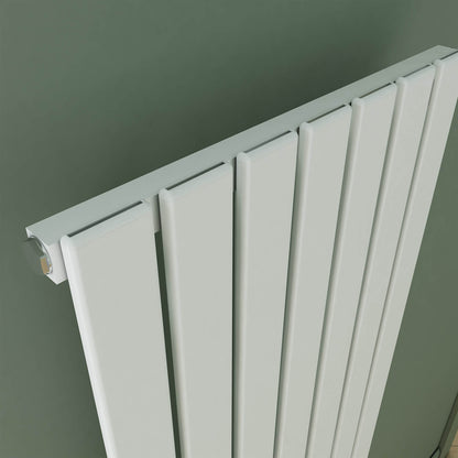 Alt Tag: radiateur aluminium horizontal design moderne blanc Carisa Plata, radiateur en aluminium blanc au style moderne, vue de près